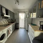 Charming Ac 2-bedroom Center Family, Couples Friendly
