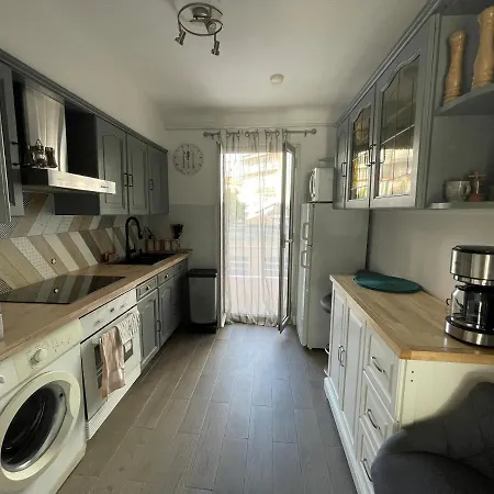 Charming Ac 2-bedroom Center Family, Couples Friendly