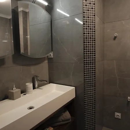 Apartment Charming Ac 2-bedroom Center Family, Couples Friendly *