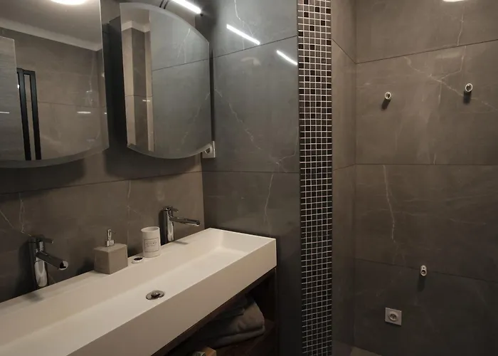 Apartman Charming Ac 2-bedroom Center Family, Couples Friendly *